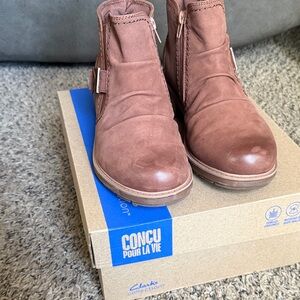 Clarks Hearth Tan Clara Booties Women’s 9